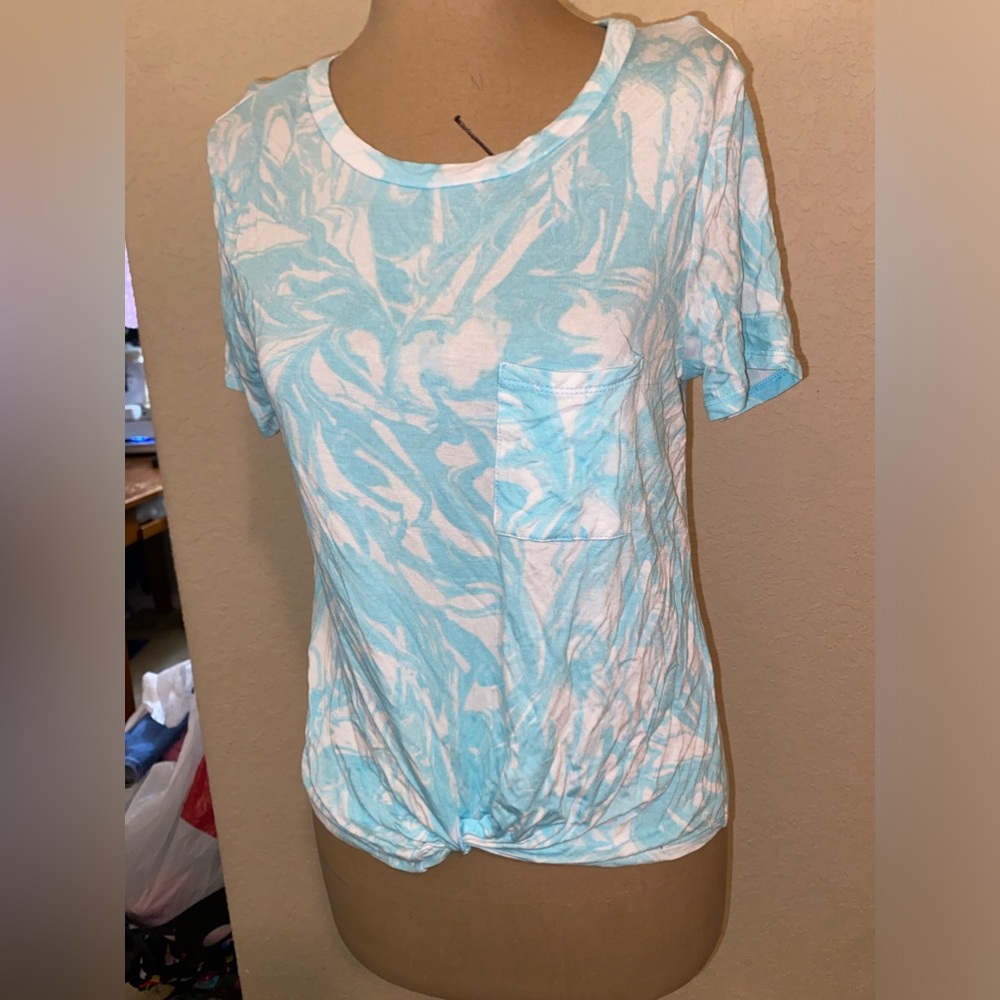 Women’s No Boundaries T-Shirt Size Medium